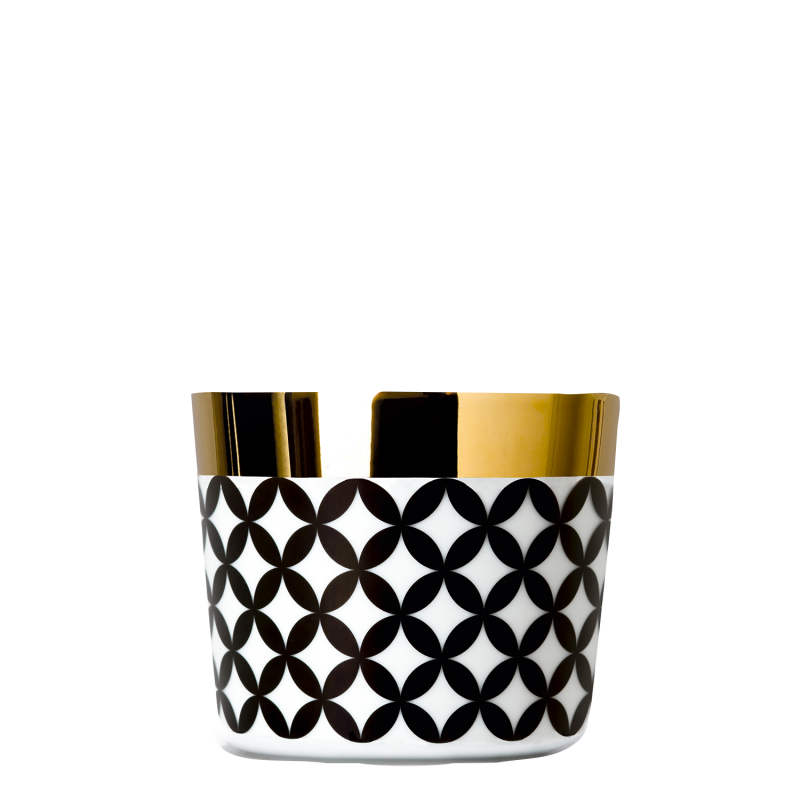 img1_ob1785__60973_champagnerbecher_diamonds Schwarze Dekortasse mit goldener Oberkante, geometrisches Muster, auf weißem Hintergrund. Fürstenberg Porzellan.