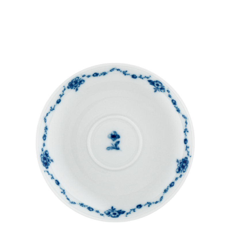 img1_un_641242497_kaffeeuntertasse_mit_spiegel Weiße Untertasse mit blauem Blumenmuster und zentriertem Blumenmotiv. Fürstenberg Porzellan.