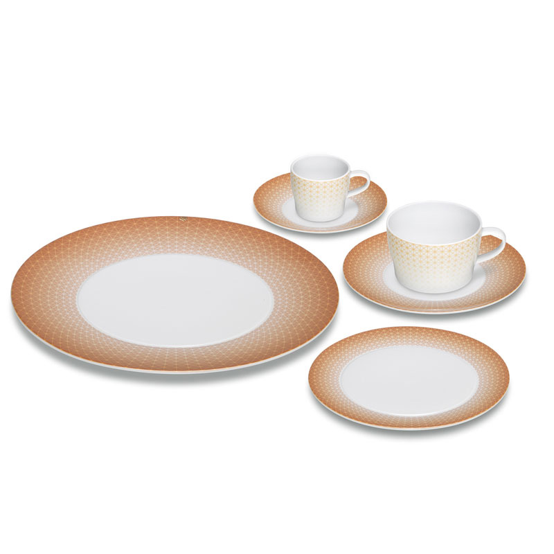 Porzellanservice mit geometrischem Muster, bestehend aus Tellern und Tassen, elegant arrangiert. Fürstenberg Porzellan.