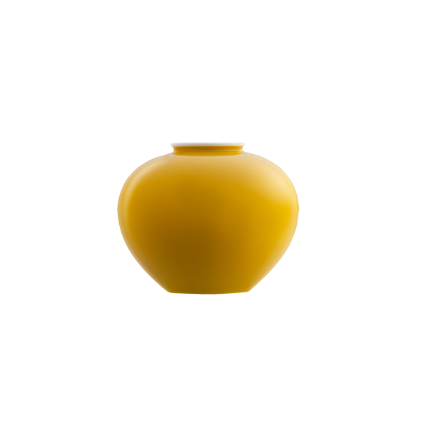 Gelbe, minimalistische Porzellanvase, kugelförmig, ohne Dekoration auf weißem Hintergrund. Fürstenberg Porzellan.