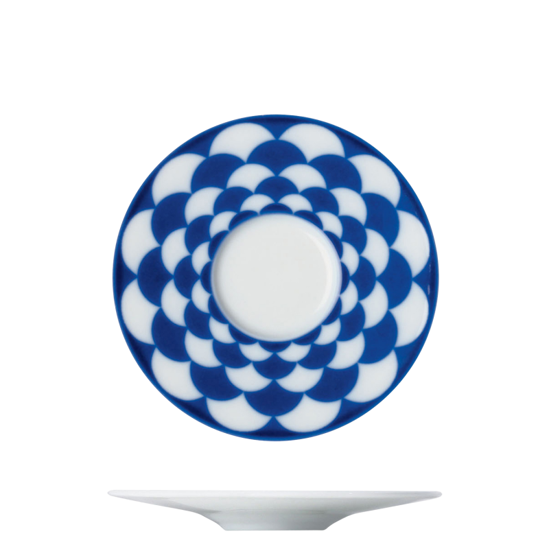 img1_un20067_57043_espressountertasse Teller mit blau-weißem, kreisförmigem Muster, zeigt dynamisches Design. Fürstenberg Porzellan.