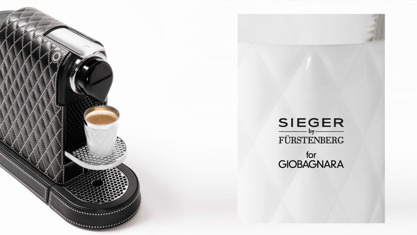 Luxuriöse Espressomaschine mit geometrischem Muster, Tasse Kaffee, Text: "SIEGER by FÜRSTENBERG for GIOBAGNARA". Fürstenberg Porzellan.