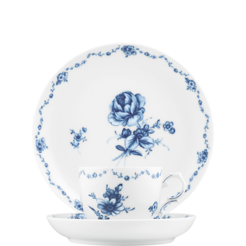 Tasse und Teller aus Porzellan mit blauem Blumenmuster, elegant arrangiert. Fürstenberg Porzellan. Tasse und Teller aus Porzellan mit blauem Blumenmuster, elegant arrangiert. Fürstenberg Porzellan.