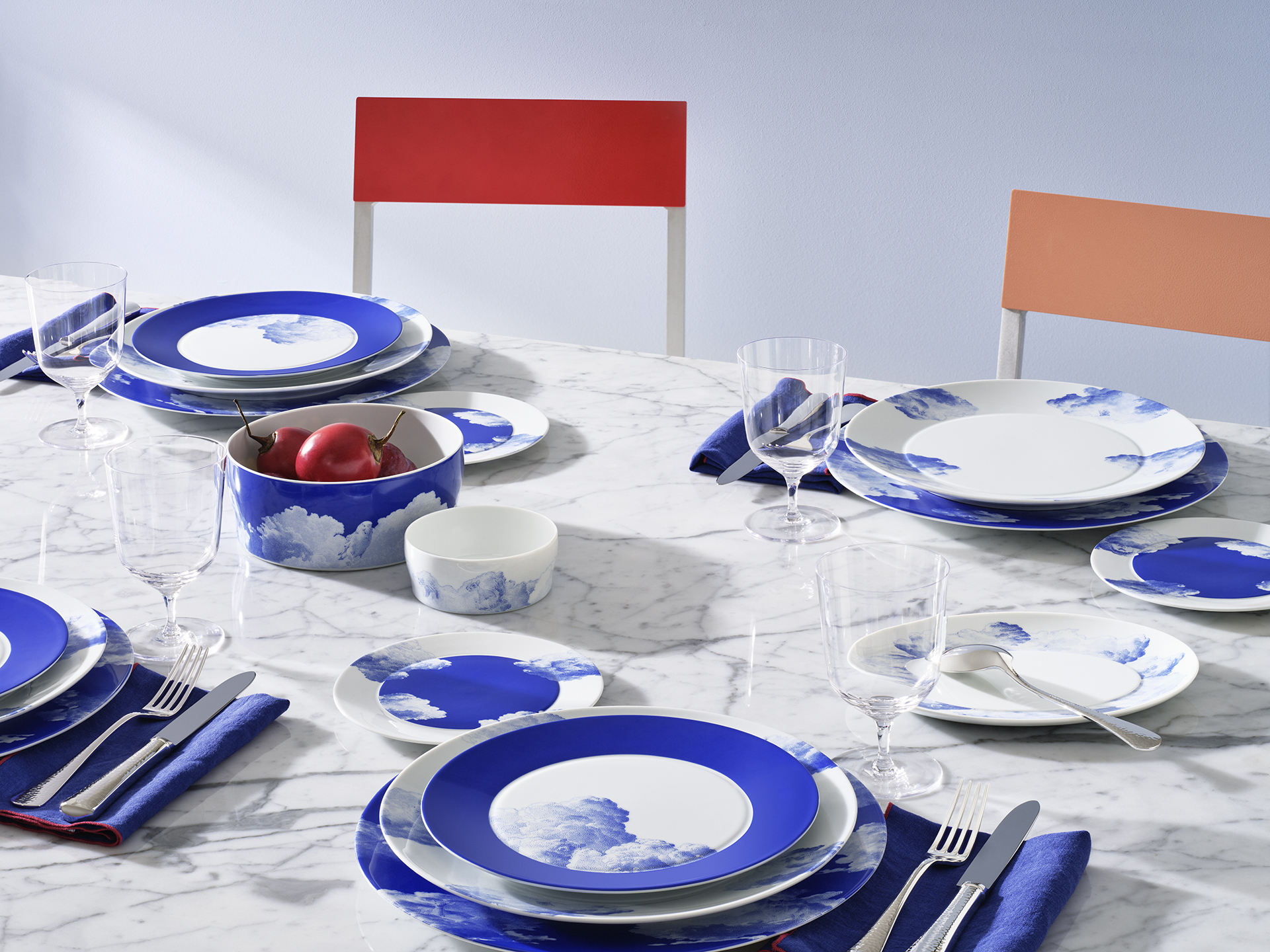 Porzellanteller mit blauem Wolkenmuster auf elegant gedecktem Tisch. Fürstenberg Porzellan.