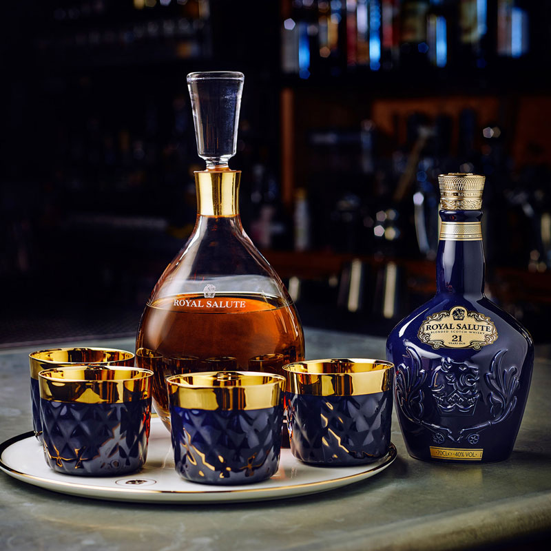 Karaffe und Flasche "Royal Salute" mit vier Gläsern auf Tablett im Barhintergrund. Fürstenberg Porzellan.