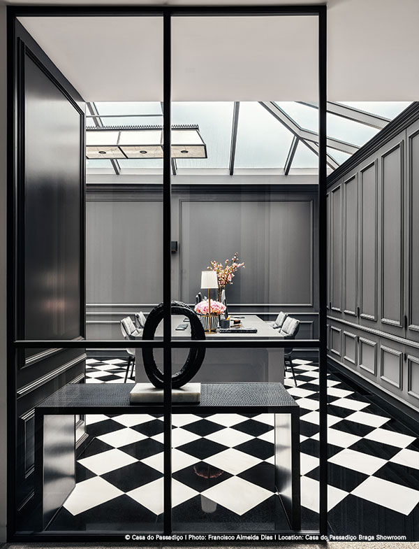 Elegantes Zimmer mit Schachbrettboden, dekoriertem Tisch und Oberlicht. Fürstenberg Porzellan.