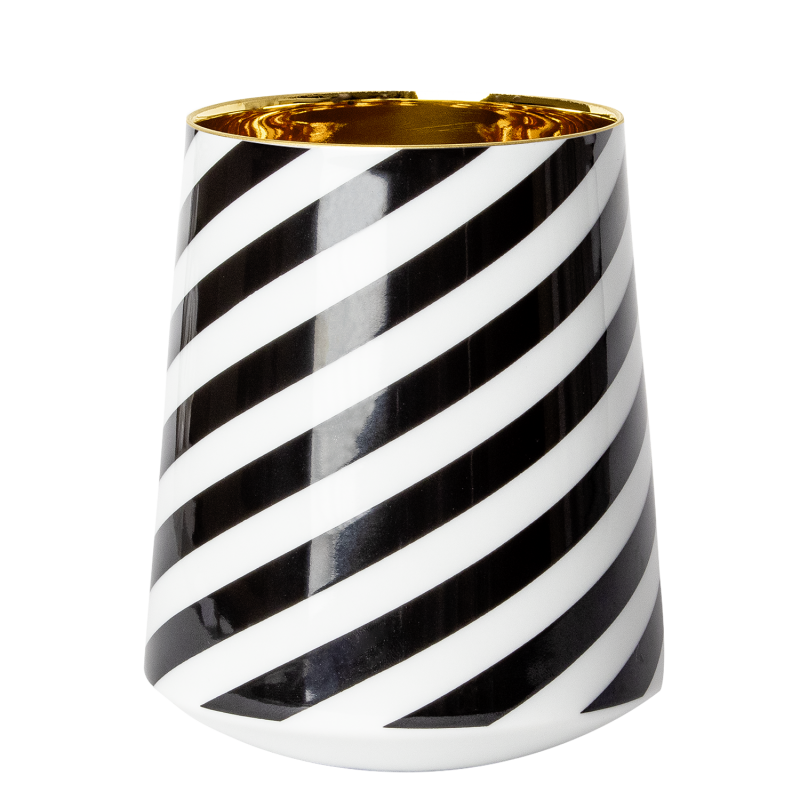 img1_ob19001_6113_weissweinbecher_black_curl Schwarz-weiß gestreifter Porzellanbecher mit goldenem Inneren, sitzt auf weißem Untergrund. Fürstenberg Porzellan.