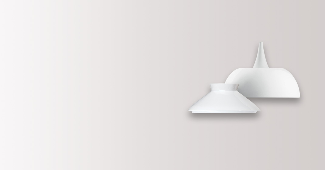 Weiße, minimalistische Lampenschirme hängen an beigem Hintergrund. Fürstenberg Porzellan.