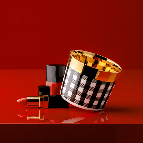 Kariertes Porzellanschälchen mit goldenem Rand liegt neben Lippenstift und Nagellack. Fürstenberg Porzellan.