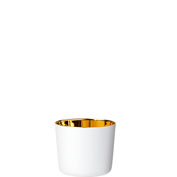 Weißer Becher mit glänzender, goldener Innenseite steht auf weißem Hintergrund. Fürstenberg Porzellan. Weißer Becher mit glänzender, goldener Innenseite steht auf weißem Hintergrund. Fürstenberg Porzellan.