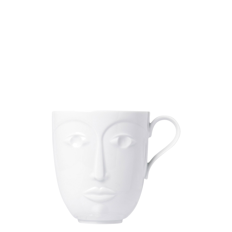 img1_ob18575_weiss_becher_hot__wei__ Weiße Tasse mit erhabenem Gesichtsmotiv, steht auf weißem Hintergrund. Fürstenberg Porzellan.
