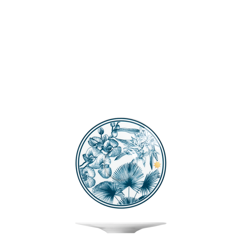 img1_un20067_5713_espressountertasse Porzellanteller mit blauen tropischen Pflanzenmotiven und goldener Stern auf weißem Hintergrund. Fürstenberg Porzellan.