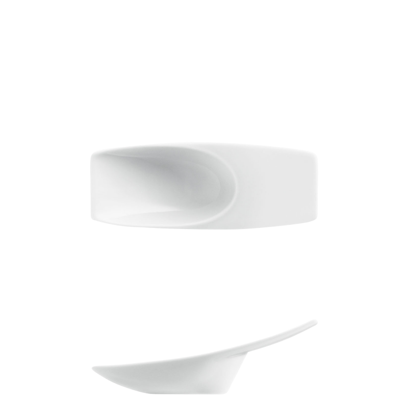 img1_sc200511weiss_loeffel Weiße, asymmetrische Porzellanschale, geschwungen, minimalistisch, auf schwarzem Hintergrund präsentiert. Fürstenberg Porzellan.