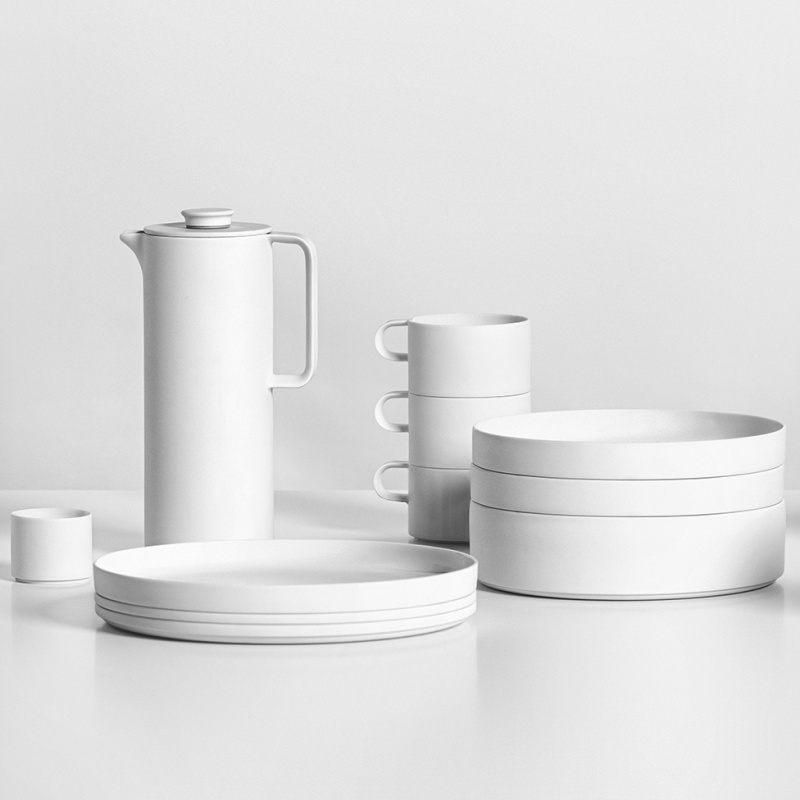 img4_kk20183_1000_french_press Weißes Porzellan-Geschirrset, bestehend aus Krug, Tassen und Tellern auf Tisch. Fürstenberg Porzellan.