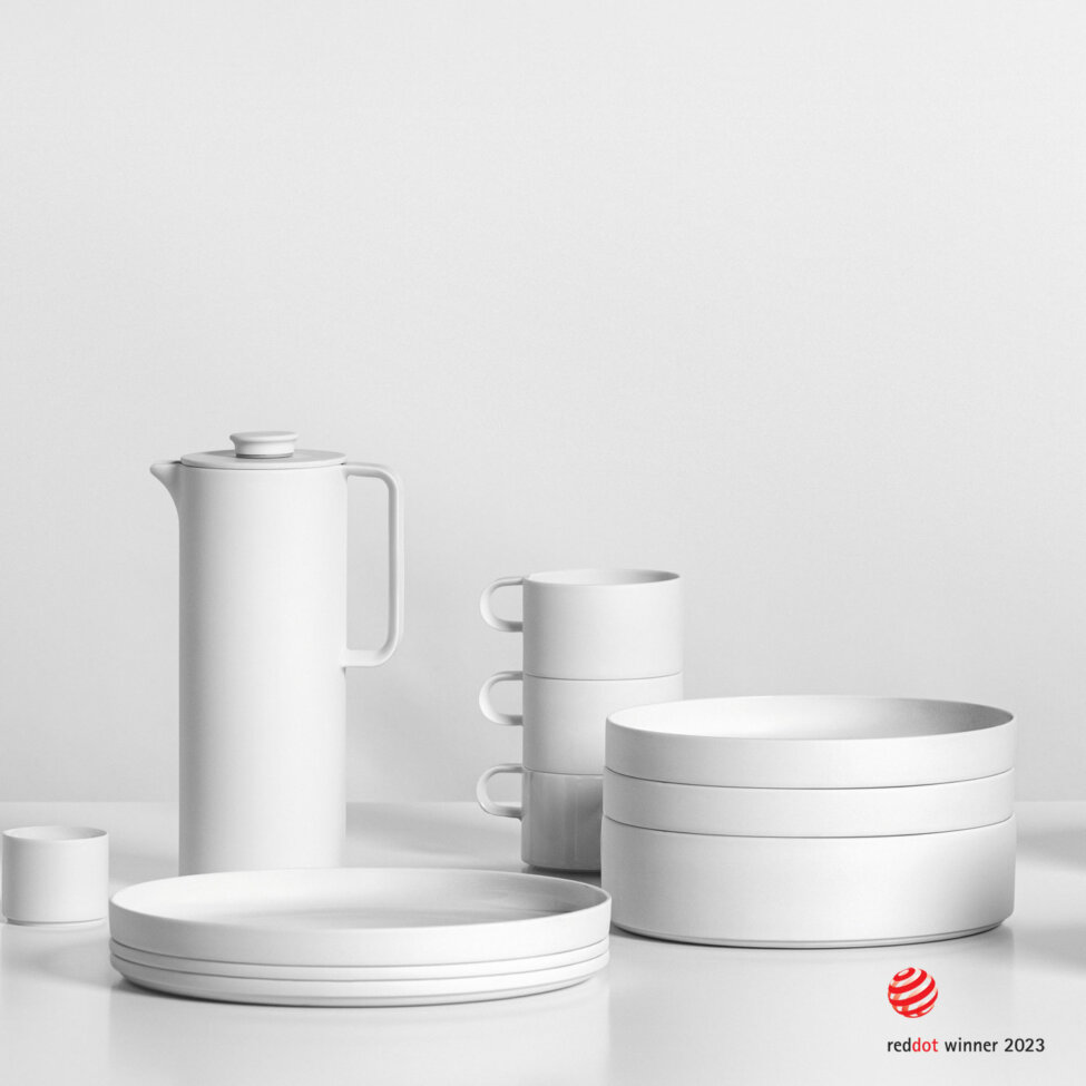 Weißes Porzellangeschirrset mit Krug, Tassen, Schalen; minimalistische Anordnung. Red Dot Winner 2023. Fürstenberg Porzellan.