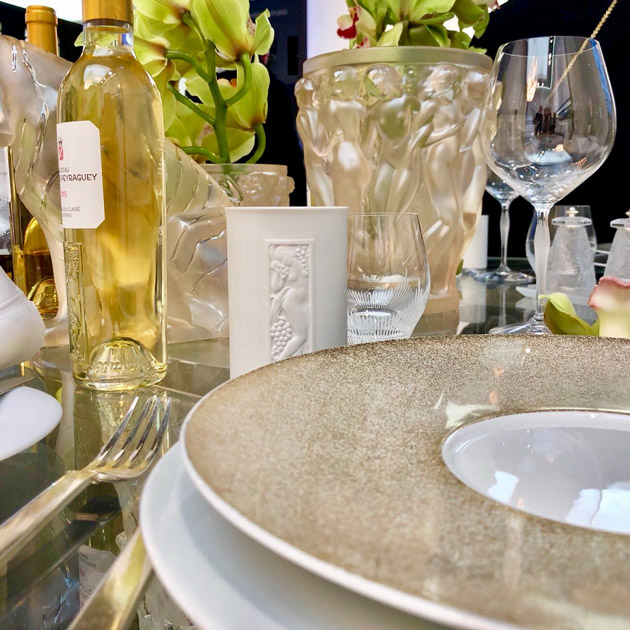 Elegant gedeckter Tisch mit Porzellanteller, Weinglas, und dekorativen Pflanzen. Fürstenberg Porzellan.