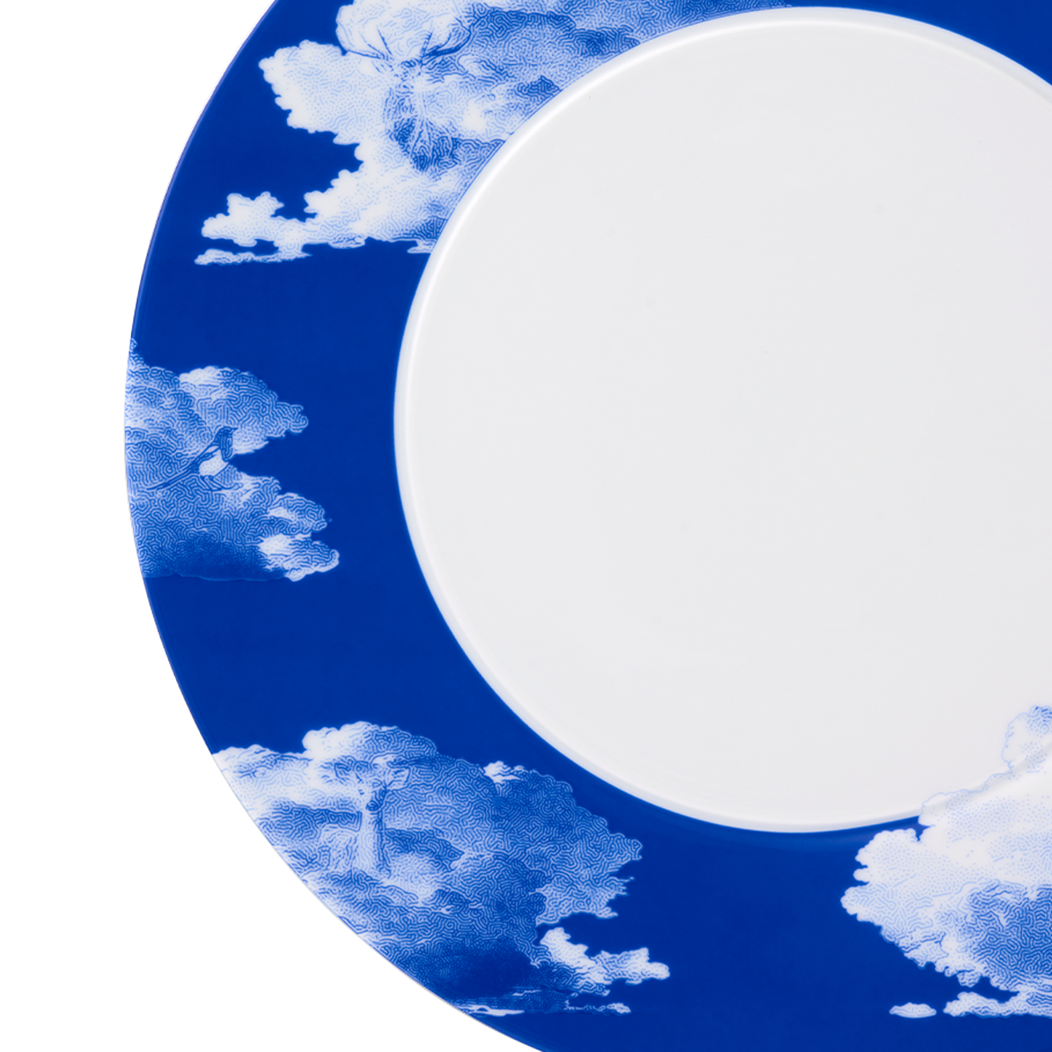 Blauer Teller mit weißen Wolkenmotiven auf Rand. Elegantes Design. Fürstenberg Porzellan.