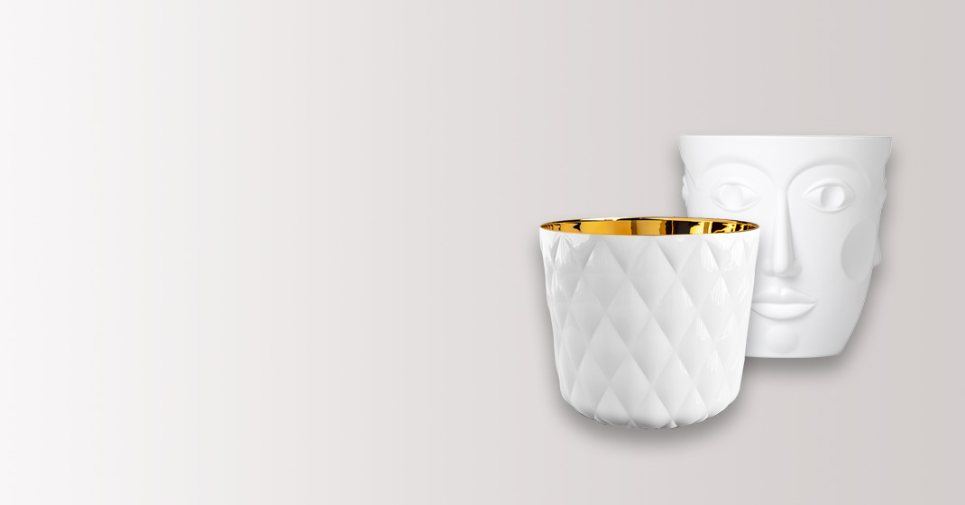 Weißes Porzellangefäß, Innenseite gold, mit geometrischem Muster und Gesichtskontur. Fürstenberg Porzellan.