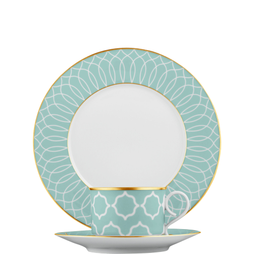 Teller, Tasse und Untertasse mit türkis-goldenem Muster auf weißem Hintergrund. Fürstenberg Porzellan. Teller, Tasse und Untertasse mit türkis-goldenem Muster auf weißem Hintergrund. Fürstenberg Porzellan.