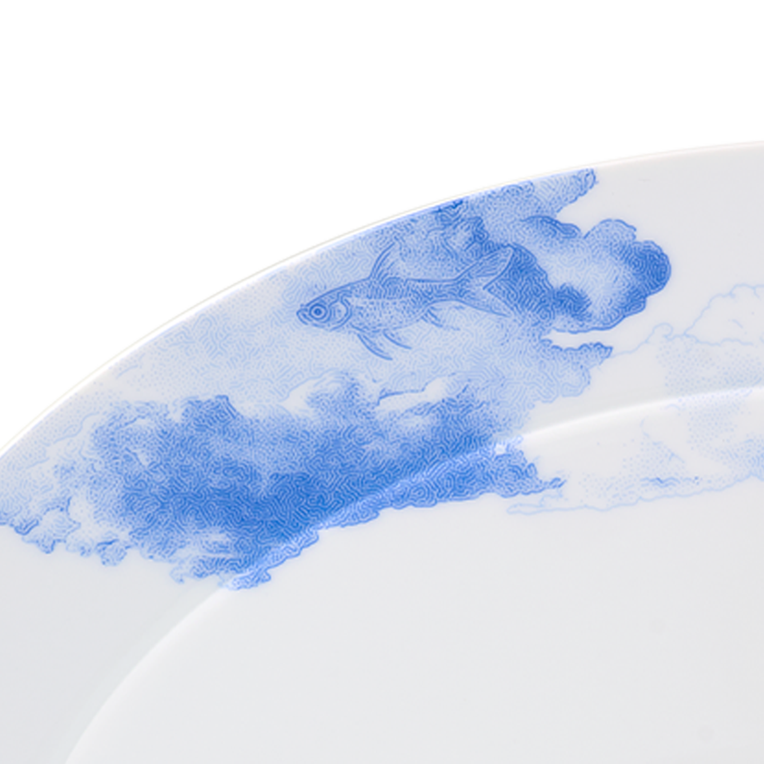 Weiße Porzellantellerkante mit blauem Wolken- und Fischmotiv. Fürstenberg Porzellan.