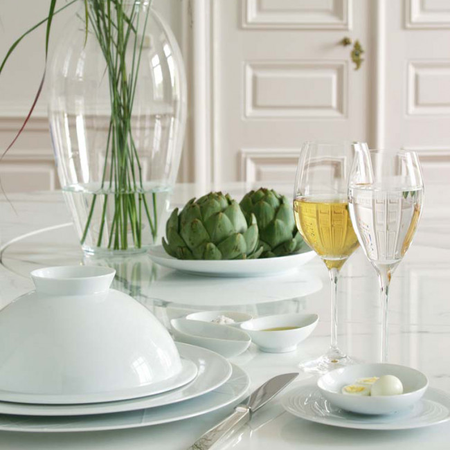 Weißes Geschirr, Artischocken, Gläser mit Getränk auf Tisch, dekoriert elegant. Fürstenberg Porzellan.