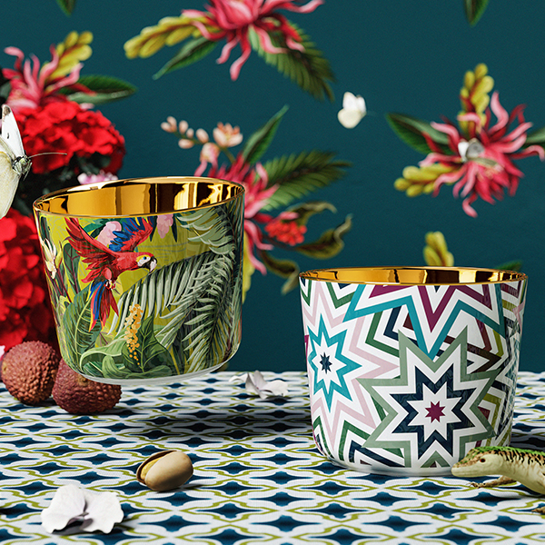 Zwei verzierte Tassen mit tropischen und geometrischen Mustern, auf gemustertem Hintergrund. Fürstenberg Porzellan.