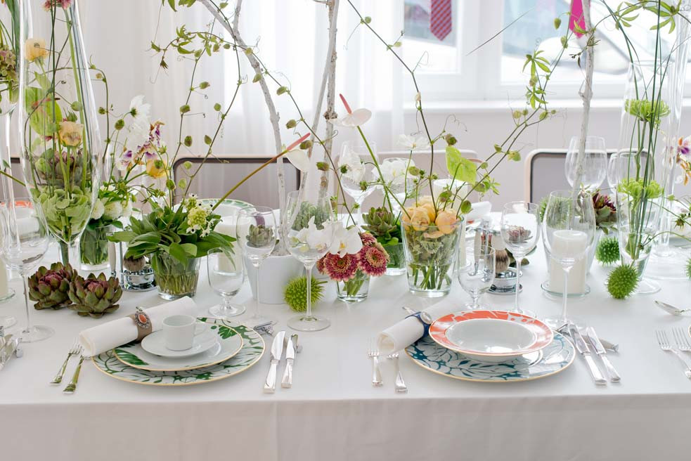 Geschmückter Esstisch mit buntem Blumengesteck und elegantem Geschirrensemble. Fürstenberg Porzellan.