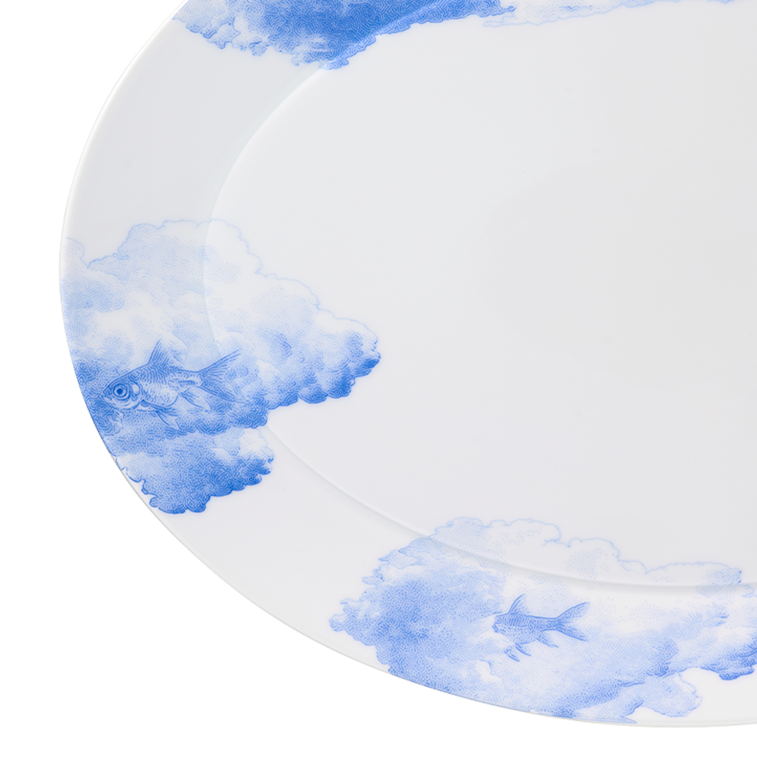 Weiße Porzellanteller mit blauen Wolken und Fischmotiven auf Rand. Fürstenberg Porzellan.