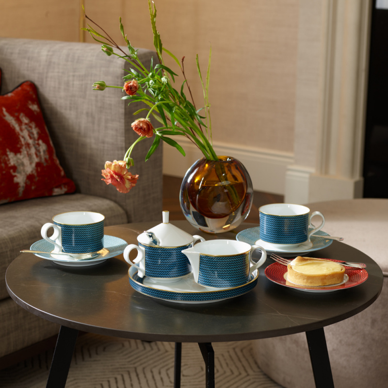 img2_ta20115_5904_kaffeetasse_2_tlg Tee-Service auf Tisch, blauer Dekor, braune Vase mit Blumen, graues Sofa. Fürstenberg Porzellan.