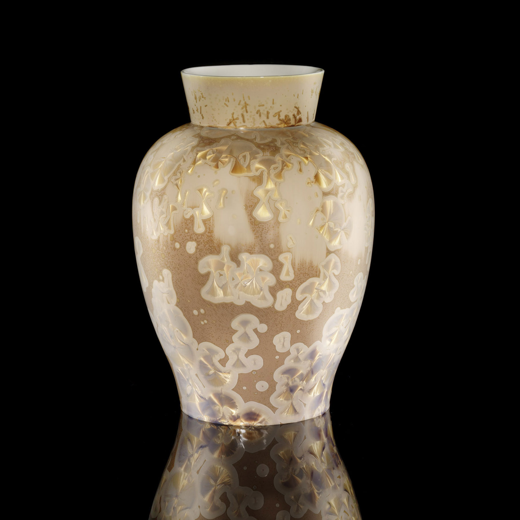 Beige Vase mit floralen Mustern, steht auf schwarzer Oberfläche. Fürstenberg Porzellan.