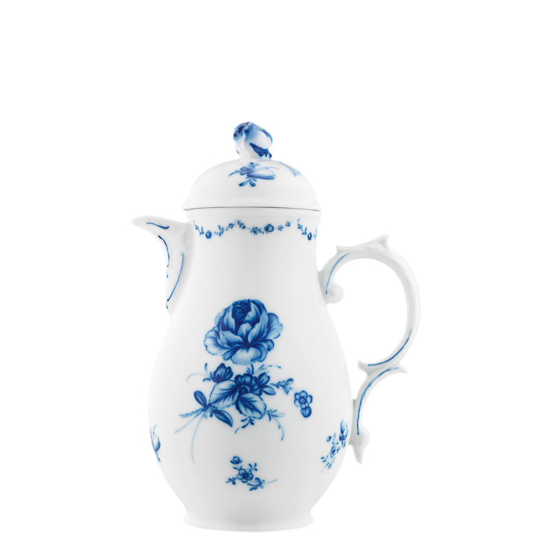 img1_kk_6413_2497_kaffeekanne Weiße Porzellankanne mit blauen Blumenmotiven, geschwungenem Henkel und Deckel. Fürstenberg Porzellan.