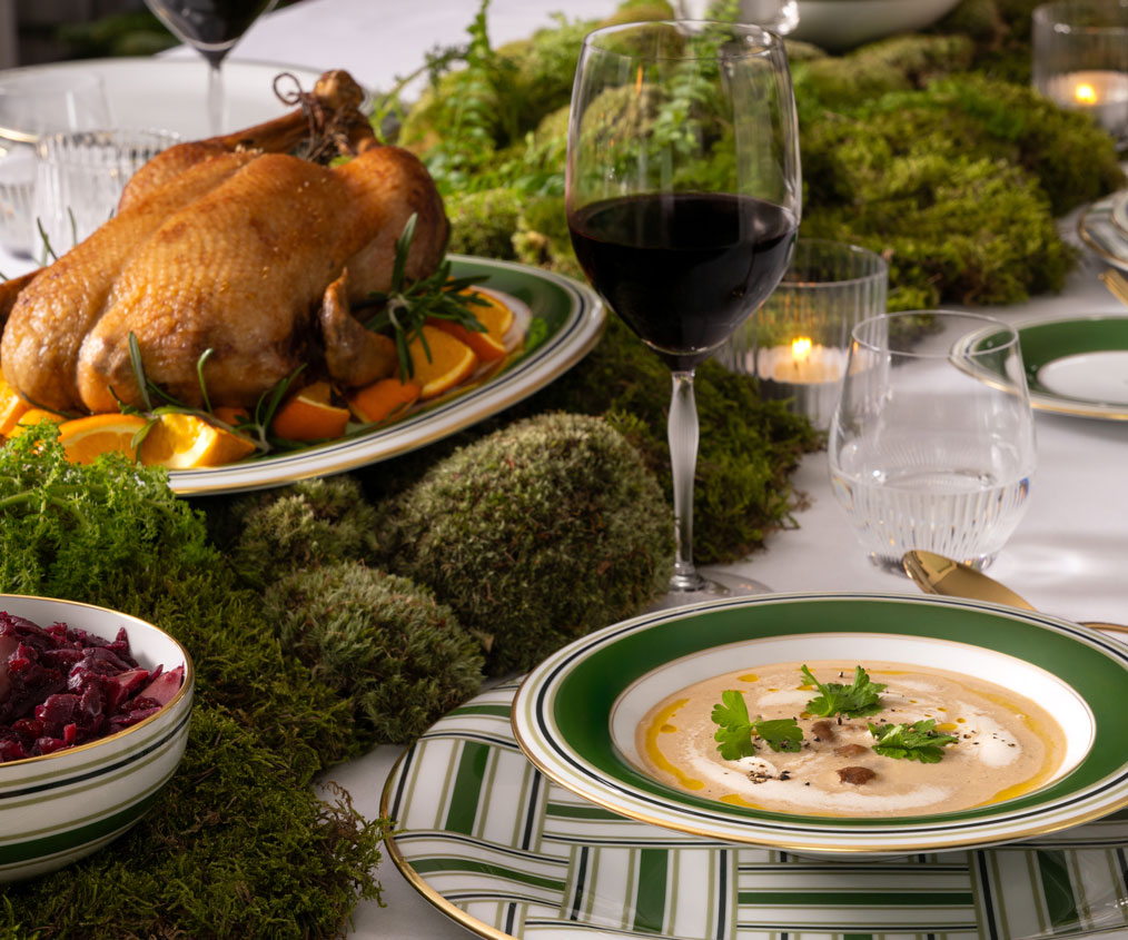 Eine Weihnachtstafel mit grünem Geschirr