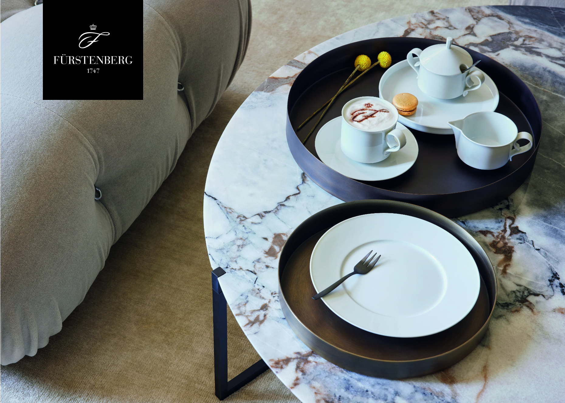 GESCHENKGUTSCHEIN, digital  Marble table mit Porzellantablett, Tassen, Dessertteller, Tortenheber, gelbe Blumen. Fürstenberg Porzellan.