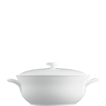 Weiße, elegante Porzellanterrine mit Deckel und Henkeln, steht vor neutralem Hintergrund. Fürstenberg Porzellan. Weiße, elegante Porzellanterrine mit Deckel und Henkeln, steht vor neutralem Hintergrund. Fürstenberg Porzellan.