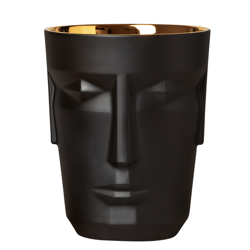 img1_bk1882206103_ice_bucket_prometheus__mattsatiniert__schwarz Schwarze Porzellantasse mit abstrakter, kantiger Gesichtsskulptur, goldener Innenfläche. Fürstenberg Porzellan.