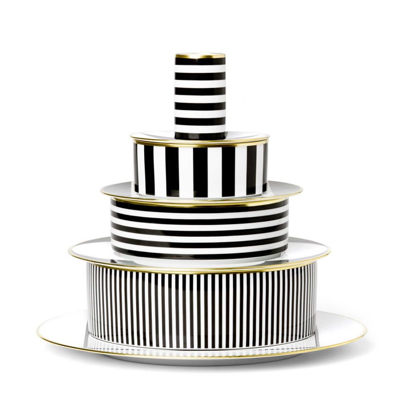 img4_fl2006235705_fruehstuecksteller Porzellan-Etagere mit schwarz-weißen Streifen, goldenen Rändern, pyramidenartig gestapelt. Fürstenberg Porzellan.