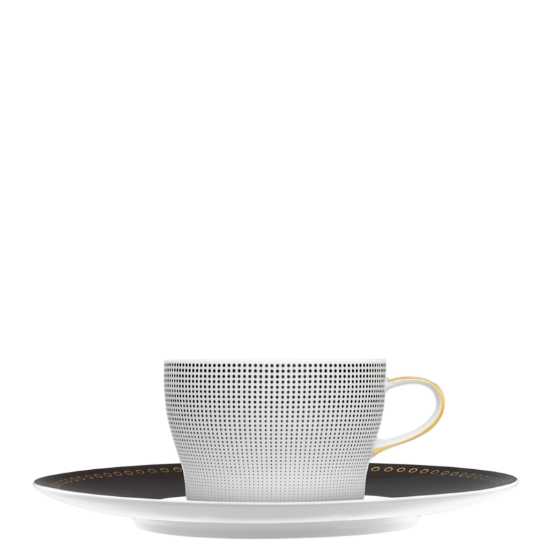img1_TA201487000 Weiße Tasse mit schwarz-weißem Punktmuster auf passender Untertasse. Fürstenberg Porzellan.