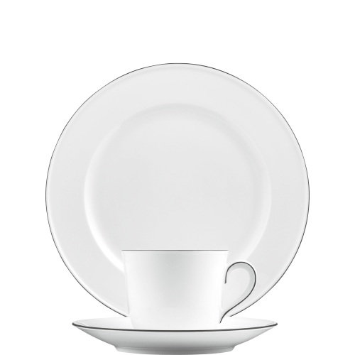 Weiße Kaffeetasse mit Untertasse vor Teller, schlicht und elegant arrangiert. Fürstenberg Porzellan. Weiße Kaffeetasse mit Untertasse vor Teller, schlicht und elegant arrangiert. Fürstenberg Porzellan.
