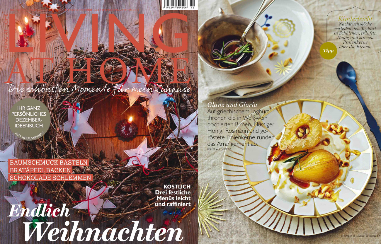 Weihnachtskranz aus Tannenzapfen mit Lichtern dekoriert; Joghurt mit pochierten Birnen. Fürstenberg Porzellan.