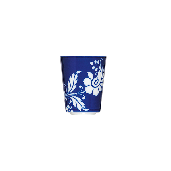 Blauer Becher mit weißem floralen Muster steht aufrecht. Fürstenberg Porzellan.