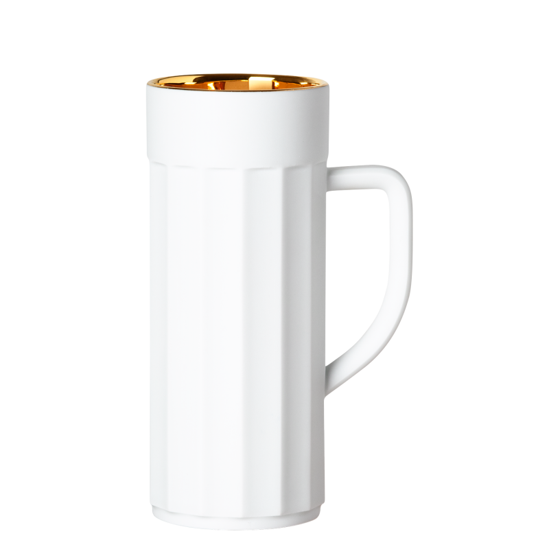 img1_bi1898196079_bierkrug Weiße, zylindrische Tasse mit goldener Innenfläche auf weißem Hintergrund. Fürstenberg Porzellan.