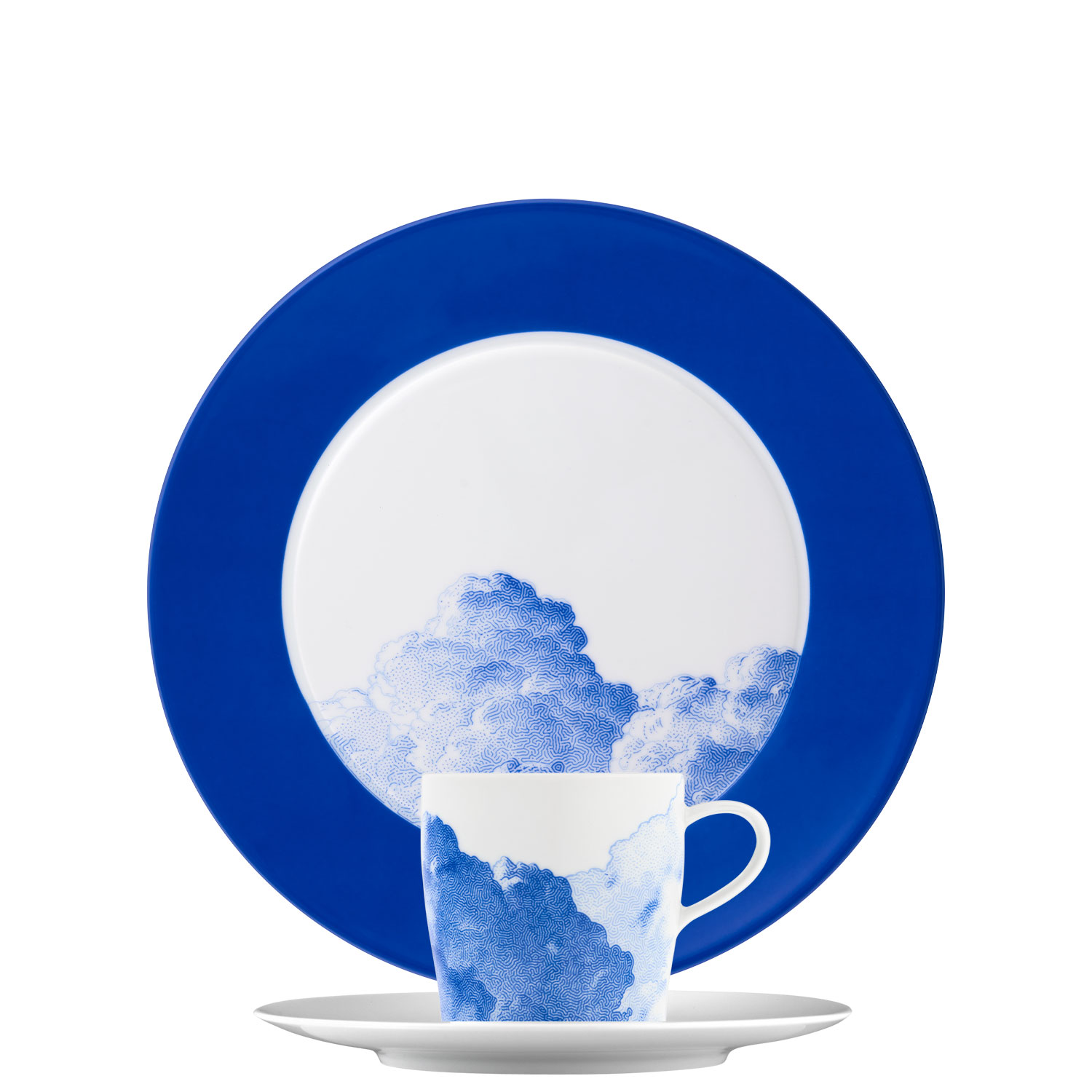 Teller und Tasse mit blauen Wolkenmotiven, blauer Rand, weißer Hintergrund. Fürstenberg Porzellan. Teller und Tasse mit blauen Wolkenmotiven, blauer Rand, weißer Hintergrund. Fürstenberg Porzellan.