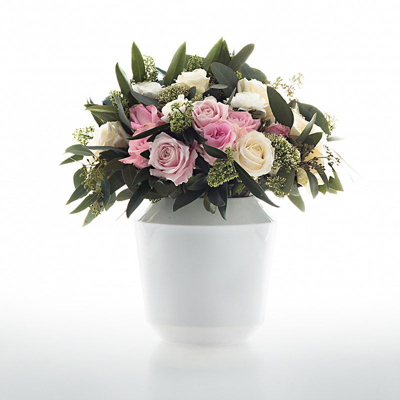 img2_va179521weiss_vase_luna__wei__ Vase hält Blumenstrauß mit rosa, weißen Rosen; dekoriert mit grünen Blättern. Fürstenberg Porzellan.
