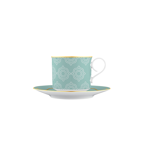 Tasse mit geometrischem Muster sitzt auf passender Untertasse. Fürstenberg Porzellan.