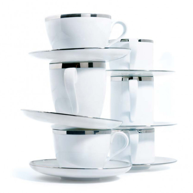 Weiße Tassen mit silbernem Rand stapeln sich kunstvoll aufeinander. Fürstenberg Porzellan.