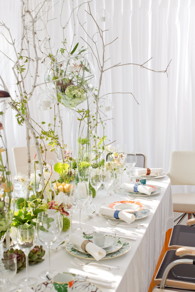 Elegant gedeckter Tisch mit feinem Porzellan, Blumen und weißer Tischdecke. Fürstenberg Porzellan.
