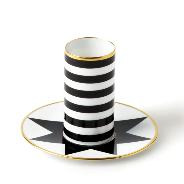 Zylinderförmige Porzellanvase mit schwarzen Streifen, steht auf sternverzierter Untertasse. Fürstenberg Porzellan.