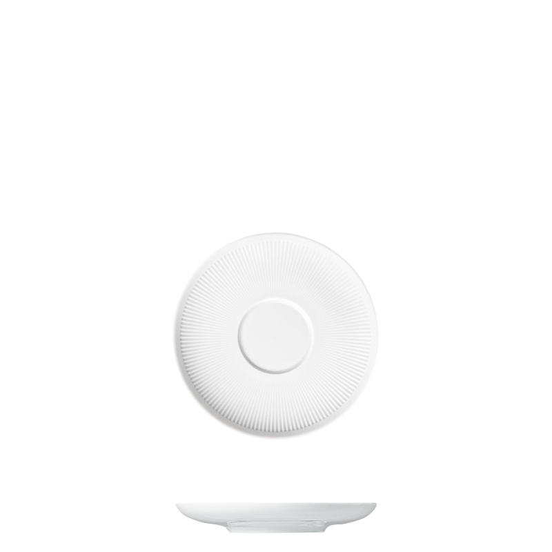 img1_un2007471001_espressountertasse Weiße, geriffelte Kaffeetasse-Untertasse mit zentralem Kreis vor schwarzem Hintergrund. Fürstenberg Porzellan.