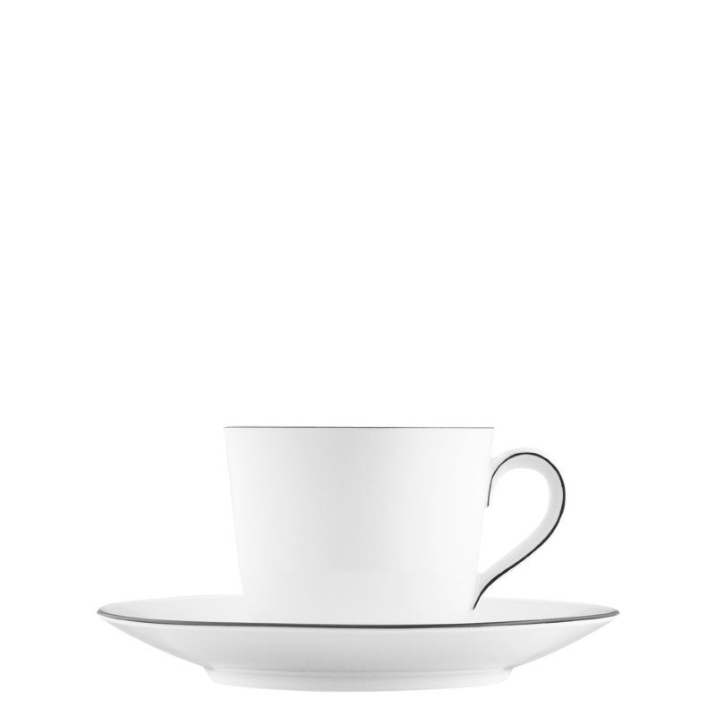 img1_TA63955003 Weiße Teetasse mit Untertasse, schwarzer Rand, vor weißem Hintergrund. Fürstenberg Porzellan.