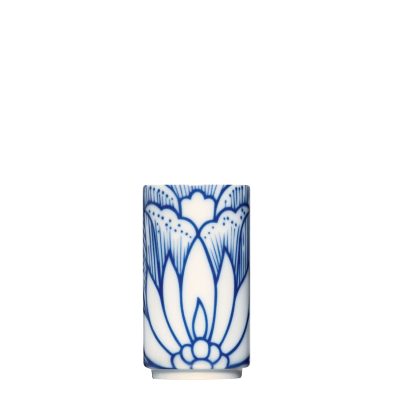 img1_ob20066_57042_espressoobertasse Weiße Vase mit blauem, abstraktem Blütenmuster, stilvoll gestaltet. Fürstenberg Porzellan.